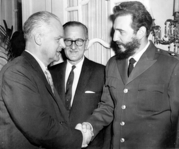 Fidel saluda al embajador de Rusia, Mikhail Menshikov durante la recepción ofrecida al Cuerpo Diplomático acreditado en Washington. Al centro Ernesto Dihigo, embajador cubano. Foto: Archivo de Granma.