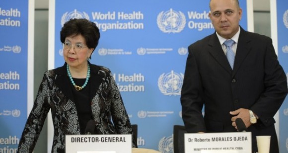 La directora general de la OMS, Margaret Chan y el ministro de Salud Pública de Cuba, Roberto Morales Ojeda, en conferencia de prensa en la sede de la OMS.