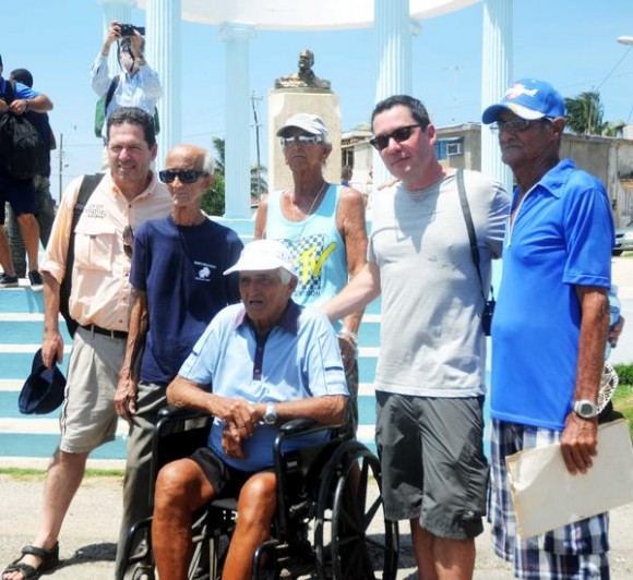 Patrick (I) y John (D) Hemingway, nietos del novelista estadounidense Ernest Hemingway, posan junto a varios pescadores que conocieron a su abuelo, en la localidad capitalina de Cojímar a donde arribaron para celebrar el aniversario 80 de la llegada de su abuelo a La Habana en el simbólico yate El Pilar. Cojimar, La Habana, Cuba, 8 de septiembre de 2014.   AIN FOTO/Oriol de la Cruz ATENCIO