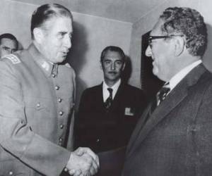 El dictador Augusto Pinochet saluda a Henry Kissinger.