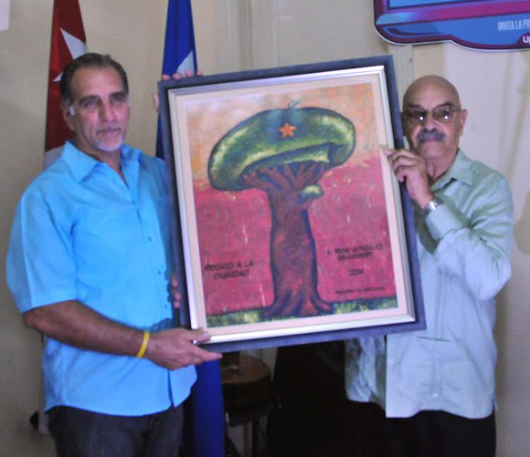 René junto al Presidente de la Unión de Periodistas de Cuba, Antonio Moltó. Foto: Ricardo López Hevia/Cubadebate. 