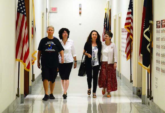 Solidarios en los pasillos del Congreso. Foto: Bill Hackwell.