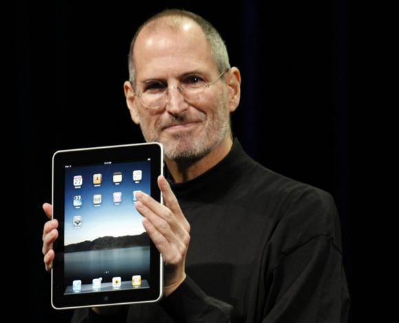 Steve Jobs muestra un iPad. Foto: AP (Archivo). 