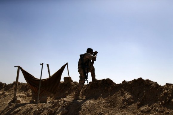 Un combatiente kurdo pershmerga vigila en una posición al norte de Bagdad