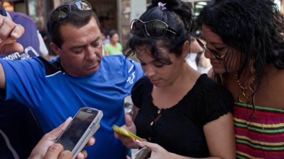 cubanos con celulares