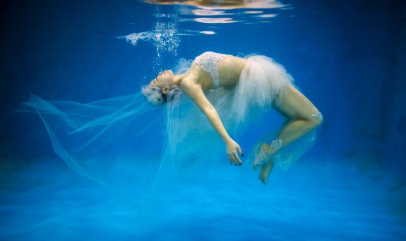 Foto: Una modelo posa para la nueva tendencia de fotos de boda “echarse al agua”, China. AFP / Johannes Eisele