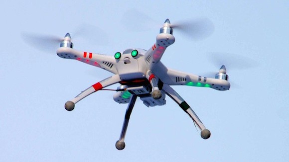 La misma matemática que los investigadores utilizan para controlar enjambres de aviones no tripulados se puede utilizar, en teoría, para controlar a los medios de comunicación social. Foto: Ars Technica