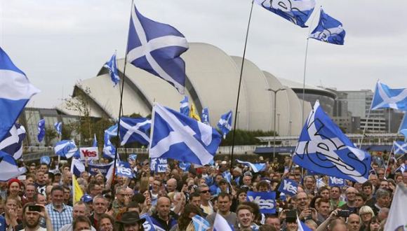 Escoceses marchan por su independencia del Reino Unido