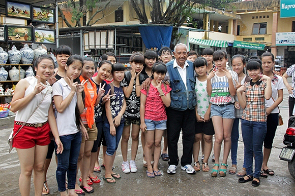 Ivan Nápoles, junto a niños vietnamitas.