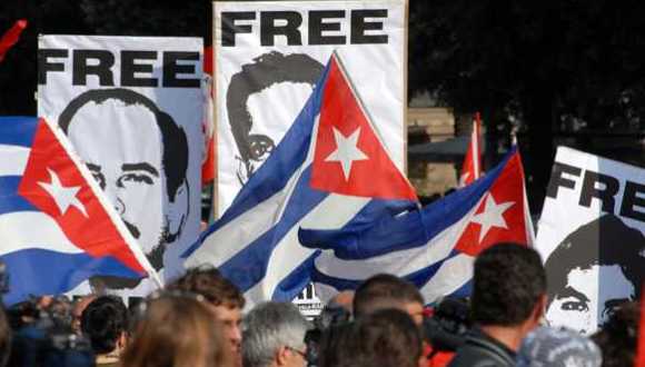 Marcha del Primero de Mayo en Cuba con carteles a favor de la liberación de los tres antiterroristas que siguen presos en EEUU.