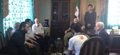 John McCain y el estado mayor del Ejército Sirio Libre. A la izquierda, en primer plano, el hombre con quien conversa el senador es Ibrahim al-Badri. El hombre con espejuelos es el general Salim Idriss. 