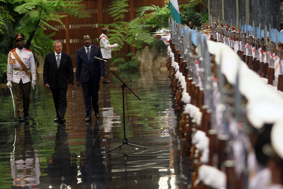 Recibe el presidente cubano Raúl Castro a su homologo de Niger, Mahamadou Issoufou en el Palacio de la Revolución. Foto: Ismael Francisco/Cubadebate.