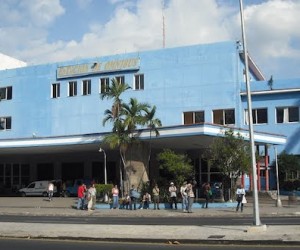 La entrada principal de la Terminal de Ómnibus por la calle Boyeros, en La Habana. Foto: Radio Ciudad de La Habana.