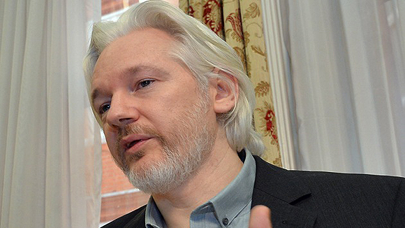 Denuncia Assange que Google vende información a Estados Unidos