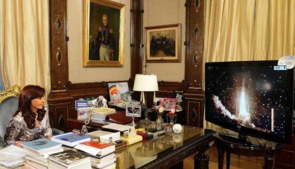 La presidenta Cristina Fernández observa el lanzamiento del satélite