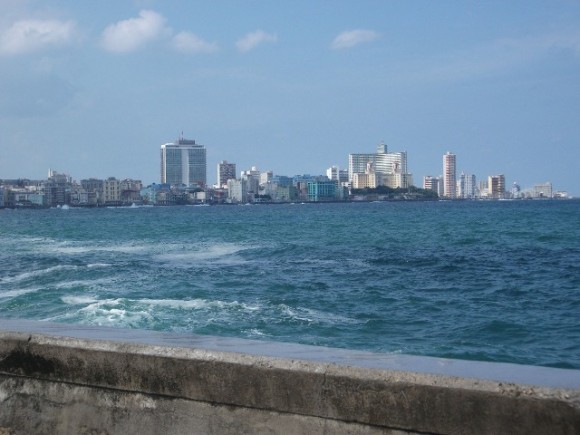 El Vedado desde el otro lado de El Malecón. Foto: Dianelys Calzado Pagés / Cubadebate
