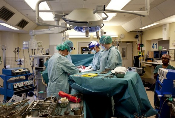 En imagen de la Universidad de Gotemburgo, médicos suecos realizan un trasplante de útero en abril pasado. Foto: Ap.