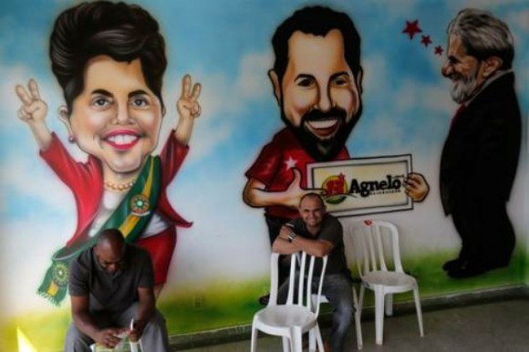 En la sede del comité electoral del PT luce este mural con caricaturas de la presidenta Dilma Rousseff; el gobernador de Brasilia, Agnelo Queiros, y el ex mandatario Luiz Inacio Lula da Silva. Foto: Ap.