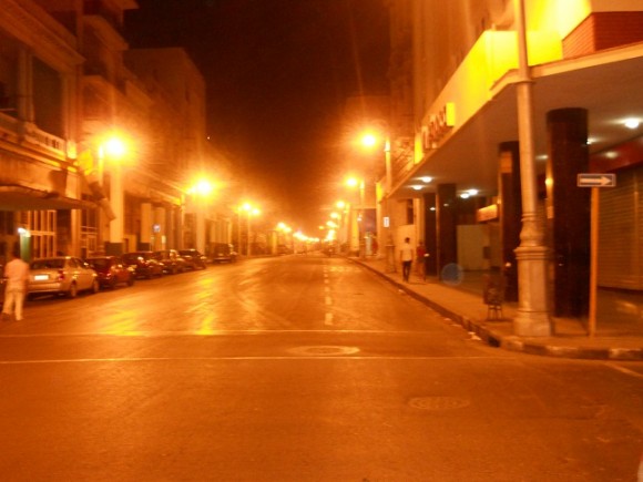 Calle Galiano de madrugada, La habana. Foto: Anuar Maximiliano Avila Peña / Cubadebate
