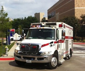 Un vehículo de emergencia llega al hospital Presbiteriano de Dallas para trasladar a un paciente con signos y síntomas de Ébola. Foto: Ap.