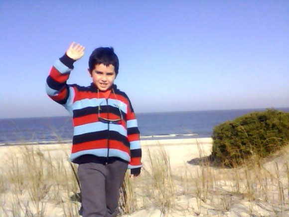 El niño maurito en los médanos de arena en el Balneario El Pinar, ciudad de la costa en Uruguay. Foto: Mauricio Grimberg Ureta / Cubadebate