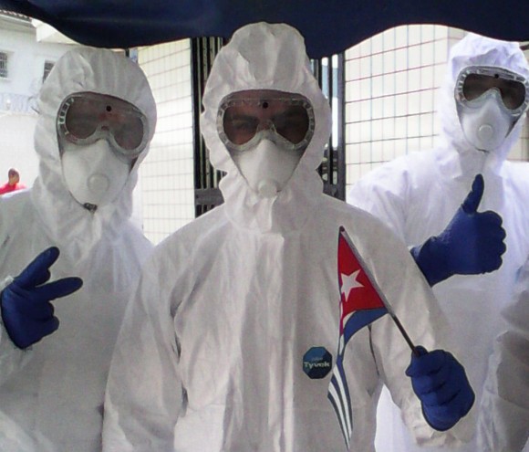 Médicos cubanos en Sierra Leona combatiendo el ébola: Foto tomada de Facebook.