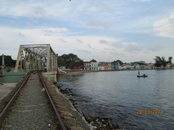 Puente ferroviario sobre el rio Yurumí que desemboca en la bahía de matanzas. Como dato curioso les digo que es el único puente ferroviario que hace una curva en Cuba. Foto: Henry Delgado Manzor / Cubadebate