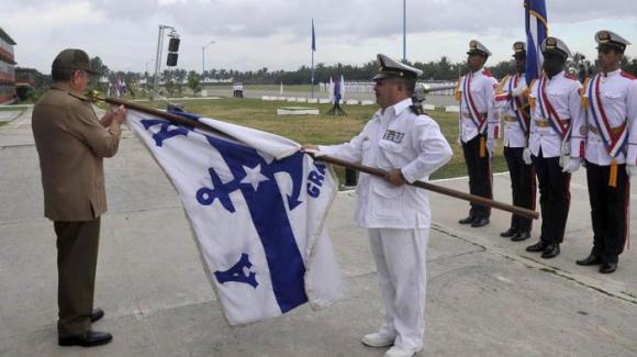 Raúl coloca orden Antonio Maceo en bandera de la Academia Naval. Foto: Estudios Revolución