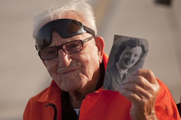Tom Lackey, un acróbata británico de 94 años, desafió este sábado los límites de la naturaleza con una nueva hazaña que le ha permitido volar con el cuerpo atado a un avión biplano "Boeing Stearman" alrededor del peñón de Gibraltar. Foto: AFP