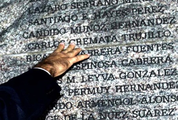 La mano de Fidel sobre la el monumento que recuerda a las víctimas del atentado, en Barbados. Foto: Ismael Francisco/ Cubadebate