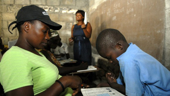 Aplicación del método de enseñanza Yo sí puedo en Haití. Foto: Roberto Suárez.
