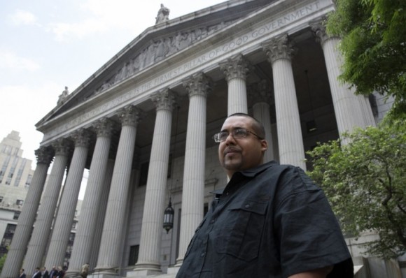 Hector Xavier Monsegur, el hacker conocido como Sabu notorio, sale de la Corte Federal de Distrito para el Distrito Sur de Nueva York en el Bajo Manhattan tras su condena el 27 de mayo 2014 (Reuters)