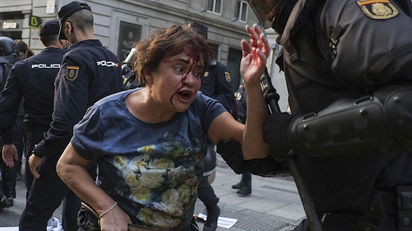 Mujer apaleada brutalmente por la policía en Madrid, en las manifestaciones de este sábado. Foto: Quées, de España