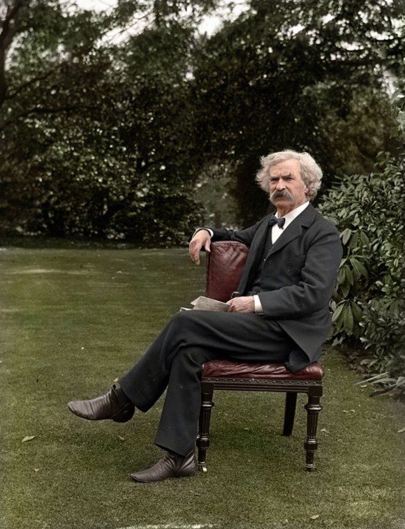 Mark Twain descansando alrededor del año 1900..