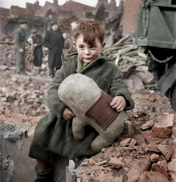 Niño sosteniendo un juguete de peluche en 1945 en Londres..