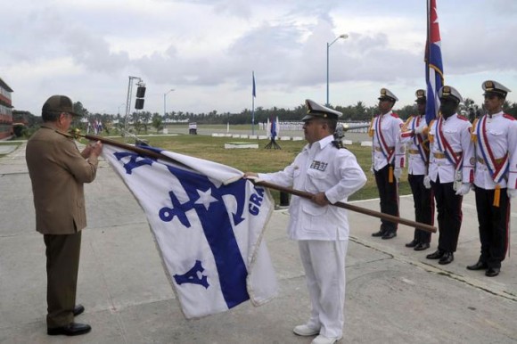  Raúl impuso la Orden Antonio Maceo a la Academia Naval Granma. Foto: Estudios Revolución