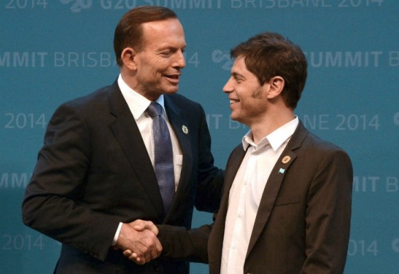 El ministro de Economía, Axel Kicillof derecha), en la cumbre del G-20 en Australia. Kicillof es saludado por el Primer Ministro de Australia, Tony Abbott.