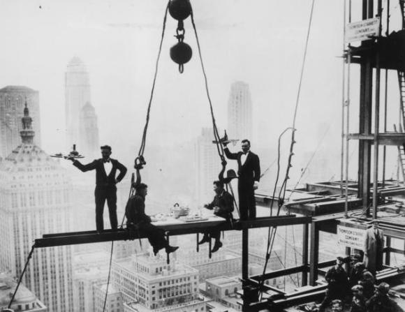 Dos camareros sirven su comida a sendos empleados del acero, en una viga sobre la ciudad de Nueva York, el 14 de noviembre de 1930, durante la construcción del hotel Waldorf-Astoria en Park Avenue.