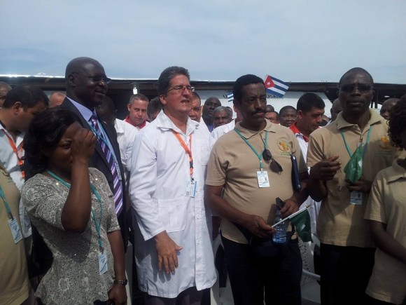 El Jefe de la Brigada Cubana, Dr.Dupuy, en la inauguración de hospital en liberia