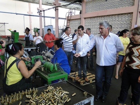 Díaz Canel durante la visita a la Empresa Oleohidráulica de Cienfuegos . Foto:  Efraín Cedeño / Cinco de Septiembre / Cubadebate