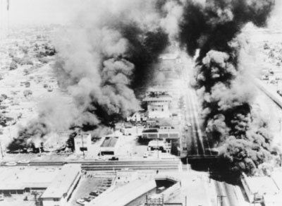 Edificios quemándose durante los disturbios de Watts, 1965, Fuente: New York World Telegram