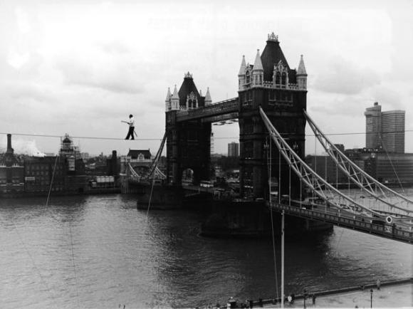 El artista de las alturas alemán Karl Wallenda (bisabuelo de Nik Wallenda), cruzó con 71 años el río Támesis, cerca de la Torre de Londres, sobre un cable de 110 metros, el 23 de noviembre de 1976.