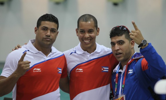 Jorge Grau, Guillermo Pias y Eliecer Mora, equipo ganador de la medalla de Oro en Pistola Neumatica 10 mts. Foto: Ismael Francisco/Cubadebate.