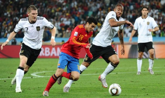 Spain's striker Pedro (C) is challenged for the ball by Germany's midfielder Bastian Schweinsteiger (L) and Germany's defender Jerome Boateng during the 2010 World Cup semi-final football match Germany vs. Spain on July 7, 2010 at Moses Mabhida stadium in Durban. NO PUSH TO MOBILE / MOBILE USE SOLELY WITHIN EDITORIAL ARTICLE -    AFP PHOTO / CARL DE SOUZA