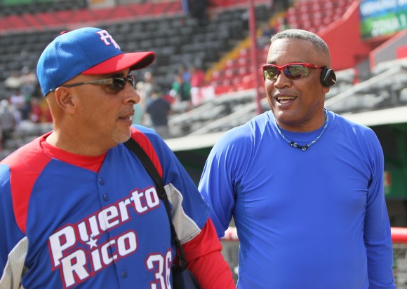 Edwin Rodriguez manager de Puerto Rico y Victor Mesa de Cuba charlan al finalizar el partido.  Foto: Ismael Francisco/Cubadebate