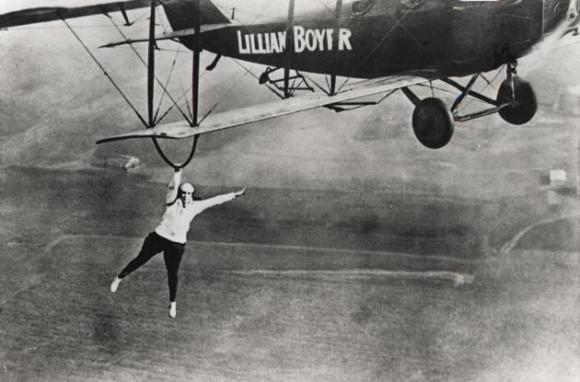 Lillian Boyer cuelga del ala de un avión, durante una de sus escenas acrobáticas en las que desafiaba a la muerte.