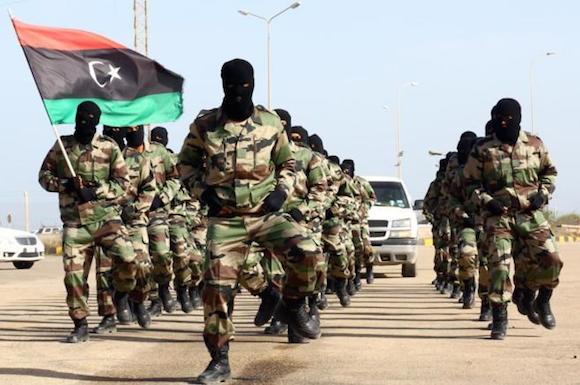 Militares libios marchan durante la ceremonia de graduación en una base de Trípoli. Foto: AFP