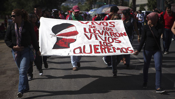 Se producen en México fuertes enfrentamientos entre policías y estudiantes