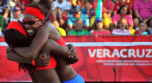 Voleibol de playa F oro para cuba Lianma Flores y Leila Martinez. Foto: Ricardo López Hevia / Granma / Cubadebate