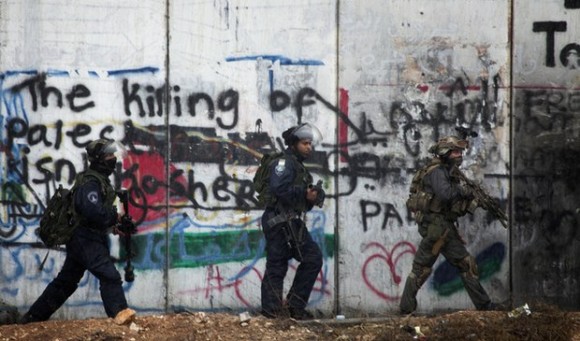 Policía fronteriza israelí camina por el muro de separación durante enfrentamientos con palestinos, en Ramallah, Jerusalén, el pasado 31 de octubre. Foto: Ap
